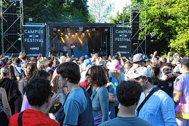Bild 14: Im Stadion wird am zweiten Tag des Campus-Festivals nochmals aufgedreht