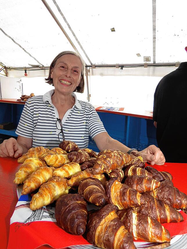 Gerlinde Effinger hält französische Croissant für die Besucher bereit. „Seit der Festplatzeinweihung im Jahr 1993 bin ich hier mit ...