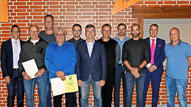 Nach der konstituierenden Sitzung zeigt sich der Hammereisenbacher Ortschaftsrat mit den verabschiedeten Mitgliedern. Im Bild ...
