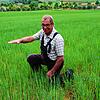Landwirt Emil Veit aus Engen-Anselfingen zeigt auf dem Acker, wie hoch die Wintergerste um diese Zeit normalerweise schon steht. Er ...