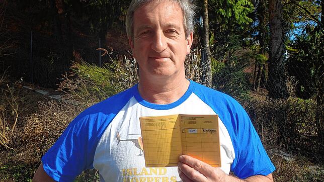 Béla Zizmann, Zahnarzt aus Nenzingen, zeigt seinen Impfpass mit der frisch eingetragenen ersten Corona-Impfung.