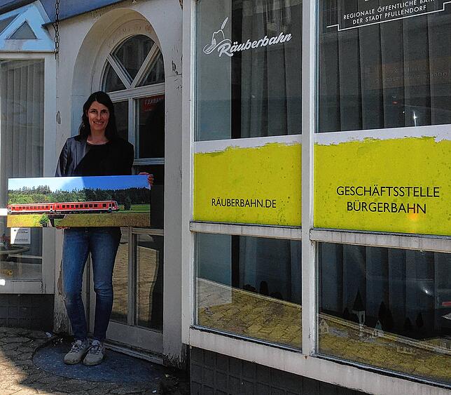 Projektkoordinatorin Katharina Szász vor der Geschäftsstelle der „Bürgerbahn“ in der Heiligenberger Straße 13.