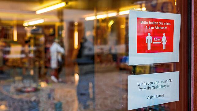 Abstand halten und Maske tragen: Kommen die strikten Vorschriften in Innenräumen im Winter zurück?