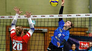 Lisa Grünwald konzentriert beim Schmetterball. Die 20-Jährige ist eine feste Größe im Drittliga-Team des TV Villingen.