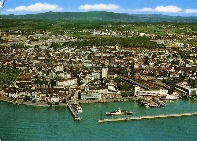 Der Bundesbahn-Hafen von Friedrichshafen. Vom Stadtbahnhof wurde bereits 1847 ein Verbindungsgleis zum Hafen gebaut, um die Güterwagen ...
