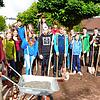 Hier wird Trauerarbeit an den Gräbern vorbereitet. Das Archivbild zeigt eine Firmgruppe beim freiwilligen Einsatz auf dem Dögginger ...