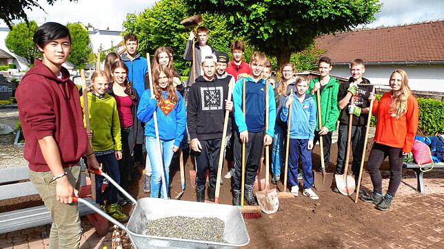 Hier wird Trauerarbeit an den Gräbern vorbereitet. Das Archivbild zeigt eine Firmgruppe beim freiwilligen Einsatz auf dem Dögginger ...