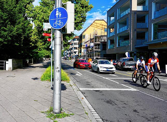 Ihrer Zeit voraus: Derzeit müssen Fahrradfahrer eigentlich zwingend den ausgewiesenen Radweg nutzen. Künftig sollen Radler und Autos bei ...