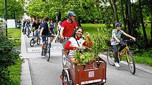 Die Rodung von Bäumen ist ein globales Problem, wie Aktivisten des Vereins Pro Amazonia Konstanz bei der musikalischen Fahrraddemo ...