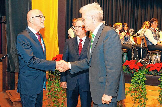 Wolfgang Kaiser (links) begrüßt in Bad Dürrheim seinen poltischen Weggefährten, Ministerpräsident Winfried Kretschmann. Bild: Sabine Naiemi
