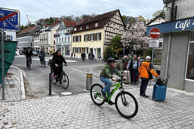 Schon an des Osterfeiertagen rollten die ersten Bodenseeradler durch den fertig gestellten verkehrsberuhigten Bereich.