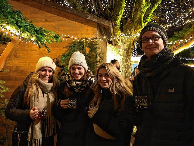 Bild 26: Hincooker auf dem Weihnachtsmarkt: Weihnachtsmann, Taschengeld vom Franz und 2000 Euro Spenden