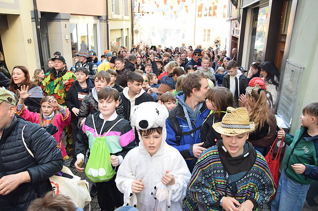 Bild 6: Narrolauf in Laufenburg 2025: Diese Bilder zeigen den farbenprächtigsten Umzug des Jahres!