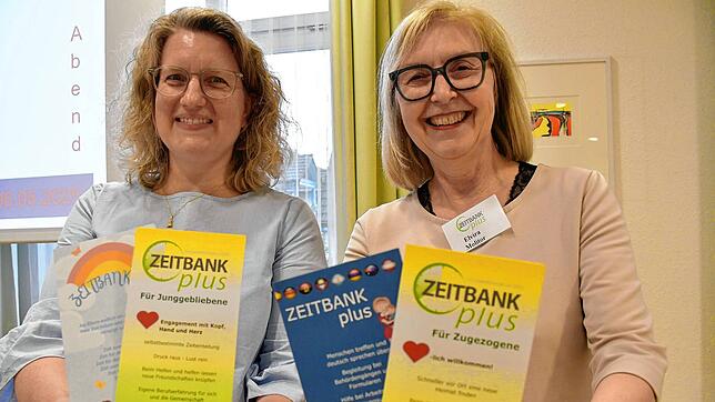 Helga Ney-Wildenhahn und Elvira Molitor stellten die Anliegen von Zeitbank plus Hochrhein-West vor. Foto: Heinz Vollmar