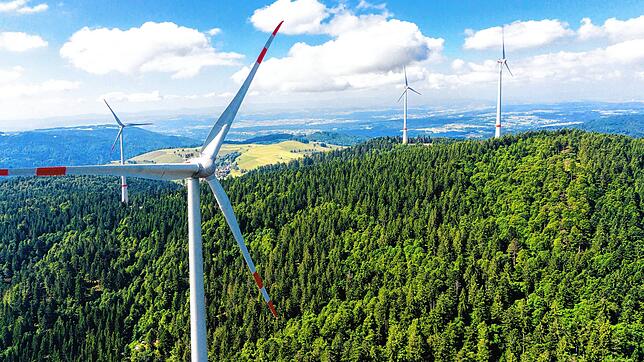 Windkraftanlagen auf dem Rohrenkopf zwischen Gersbach und Häg-Ehrsberg im Landkreis Lörrach. Auch auf der anderen Seite der Kreisgrenze ...