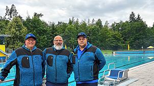 Erleben derzeit eher ruhige Zeiten: Die beiden Schwimmmeister Martin Finkbeiner, Jerome Jover und Mitarbeiter Marcell Radinovic (von ...