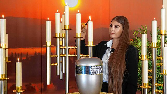 In der hauseigenen Kapelle können Angehörige und Traurgäste Abschied nehmen. Dafür zündet Jacqueline Muzzi Kerzen an und dekoriert mit ...