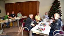 Helfer des Karateclubs packen 4000 Umschläge mit Werbematerial zum Triberger Weihnachtszauber ein.