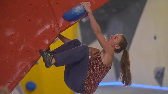 Lena Kärchan aus Pfaffenweiler gewinnt beim ersten Schwarzwälder Bouldercup souverän die Damenkategorie. Bild: Sprich