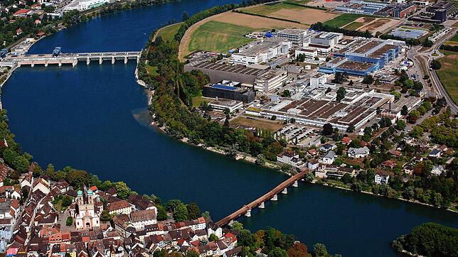 Das Novartis-Werk in Stein, wo 700 der 1700 Arbeitsplätze gestrichen werden sollen, liegt in unmittelbarer Nachbarschaft zur Bad ...