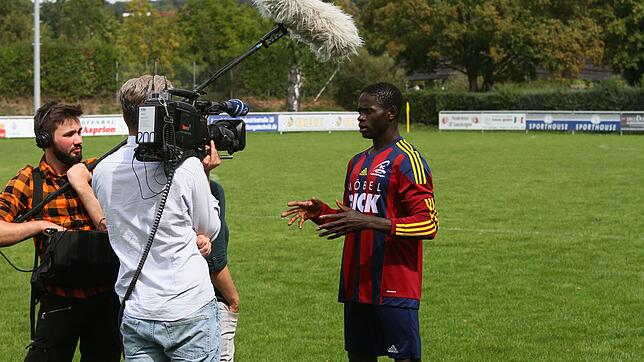 Kebba Manneh, genannt Mamadou, bei den TV-Aufnahmen des SWR.
