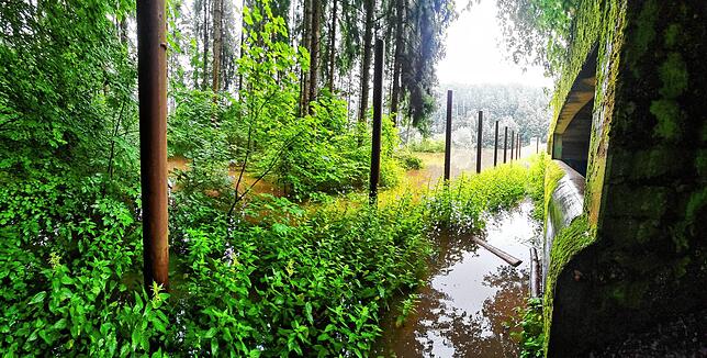 Viel fehlt nicht mehr: Hier ist der Zulauf des Überlaufbeckens zu sehen (rechts). Es fehlen noch etwa eineinhalb Meter, bis das ...
