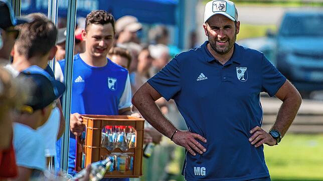 Vorsicht: Auch beim FC Weizen mit Trainer Michael Gallmann wird noch kein Bier serviert. Selbst nach dem klaren 3:0-Sieg im Hinspiel ...