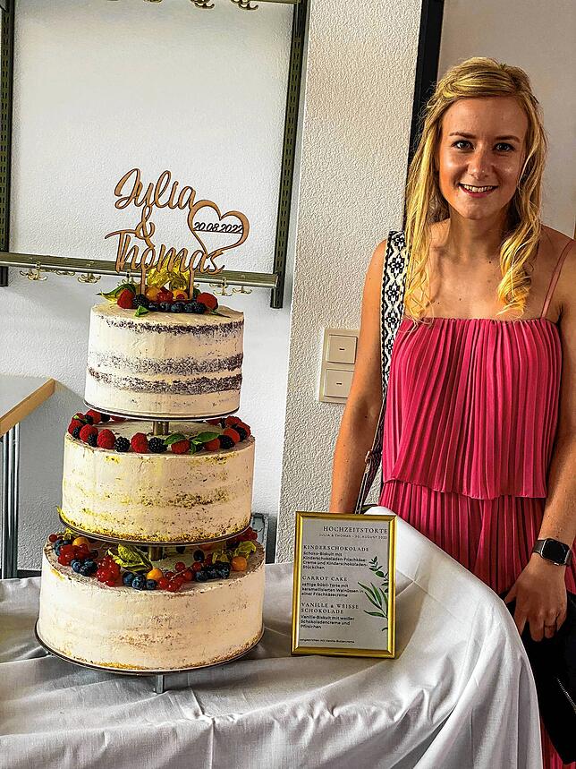Julia Eckert vor einer Ihrer Kreationen, einer Hochzeitstorte.