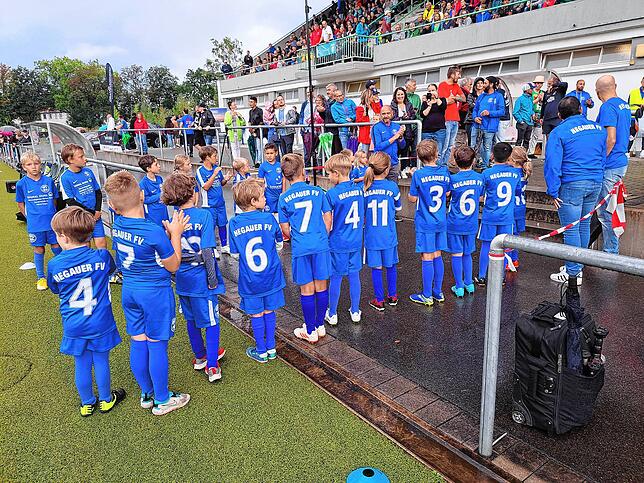 Gespannt warteten die Spieler der G- und F-Jugend vom Hegauer FV auf die beiden Damenmannschaften für das Pokalspiel.