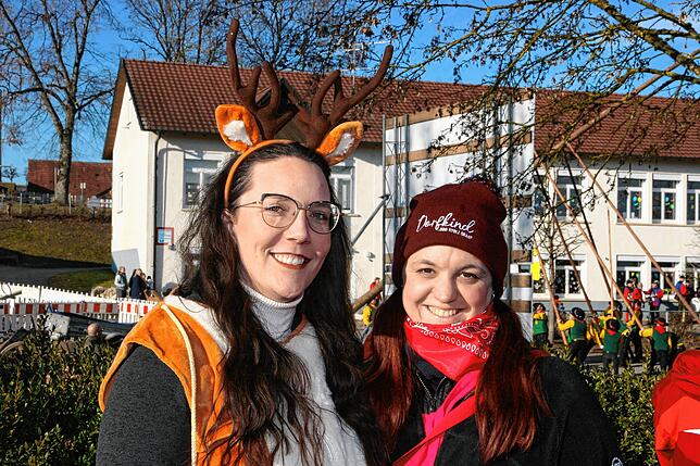Bild 5: Weitere Bilder vom Stellen des Jubiläumsbaums durch die Froschzeller Holzer