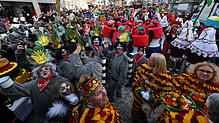Buntes Treiben in Radolfzell: Die Veranstaltungen, hier der Sonntagsumzug, zogen an der Fasnacht viele Menschen an.