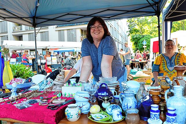 Bild 10: Mega Flohmarkt in Konstanz und Kreuzlingen: die ersten Besucher schlendern über die Verkaufsflächen