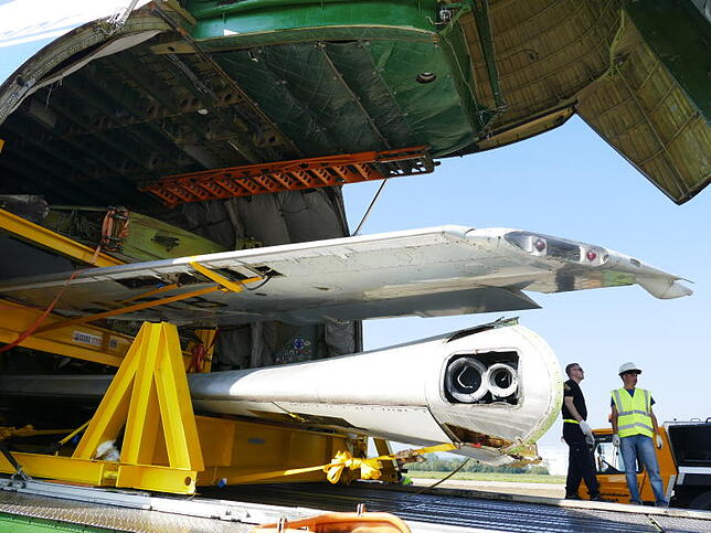 Die beiden Tragflächen waren ebenfalls in der Antonow AN-124 verstaut. Vorsichtig wurden sie aus dem riesigen Frachtflugzeug heraus ...