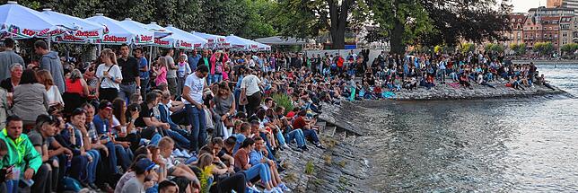 Warten auf das Feuerwerk im Stadtgarten beim Seenachtsfest 2019.
