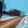 Auf der Bundesstraße 31 zwischen Meersburg und Hagnau geht für einige Lastwagen aufgrund der Schneemassen gar nichts mehr. Die Feuerwehr ...