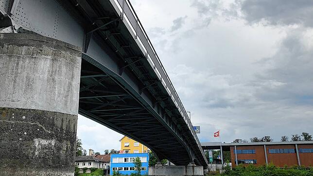Täglich rollen Tausende von Autos und Lastwagen über die Rheinbrücke zwischen Waldshut und Koblenz. Wann die zweite Verbindung in die ...