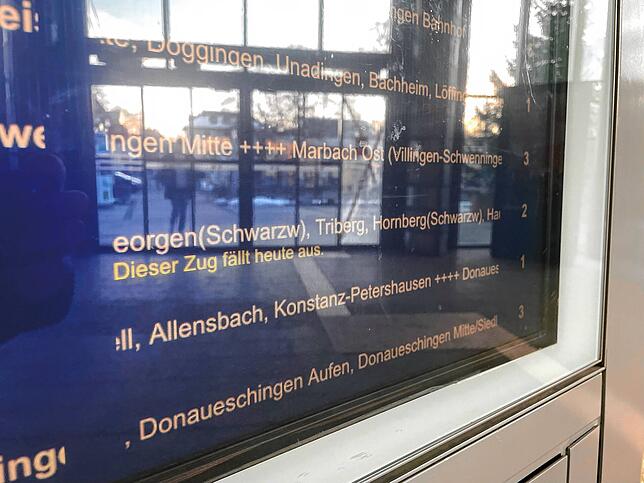 Auf dem elektronischen Fahrplan am Villinger Bahnhof wird auf einen Zugausfall hingewiesen.