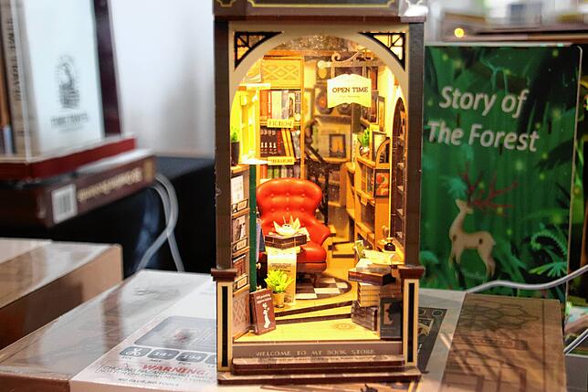 Eine winzig kleine Leseecke mit Ohrensessel und Beleuchtung: Miniaturbausätze wie dieses sogenanntes Book Nook dürften ein Hingucker im ...