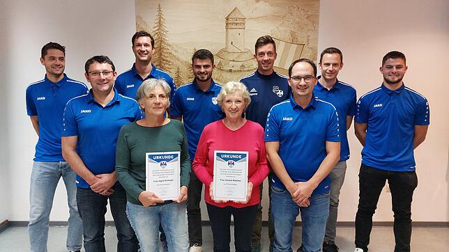 Vorstand und Geehrte (hinten, von Links): Patrick Klotz (Beisitzer), Marco Prothmann (AH-Leiter und Beisitzer), Manuel Boll (Sportlicher ...