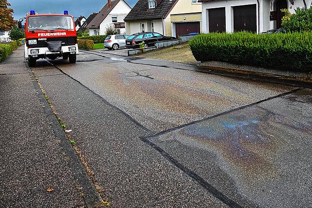 In der Martin-Luther-Straße hat sich die Ölspur streckenweise über die gesamte Fahrbahnbreite verteilt. Die Straße wurde deshalb von der ...