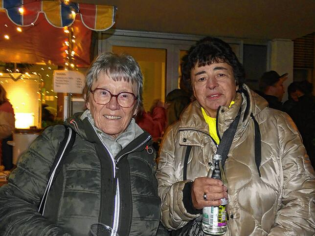 Bild 8: Der Narrenverein feiert mit der Bevölkerung den Beginn der Fasnacht auf dem Rathausplatz