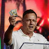Peter Thiel kann sein Geld kaum zählen. Und doch droht im ewige Zwangsarbeit.