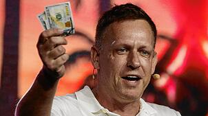 Peter Thiel kann sein Geld kaum zählen. Und doch droht im ewige Zwangsarbeit.