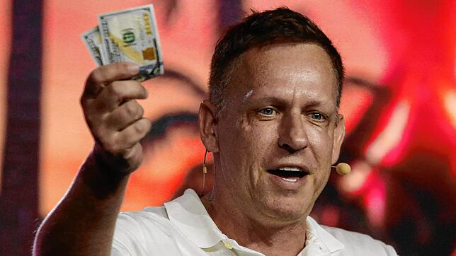 Peter Thiel kann sein Geld kaum zählen. Und doch droht im ewige Zwangsarbeit.