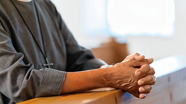 Gebet in der Klosterkirche Hegne. Wegen des nötigen Abstands sind dort keine Gäste von außerhalb mehr zugelassen.