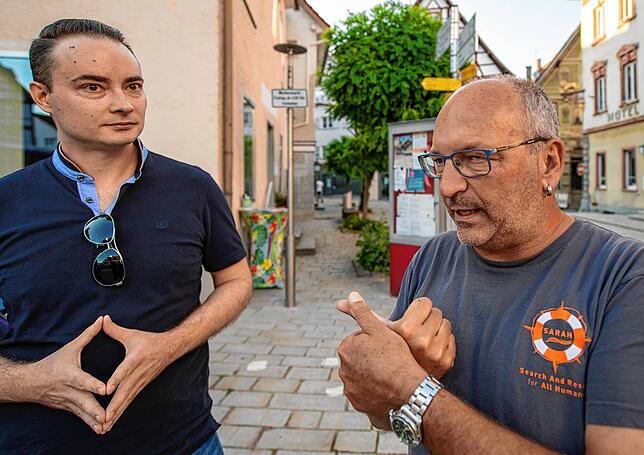 AfD-Bundestagkandidat und Kreistagsmitglied Nicolas Gregg (links) diskutiert mit Seenotretter, Unternehmer und Gemeinderat Thomas Nuding ...