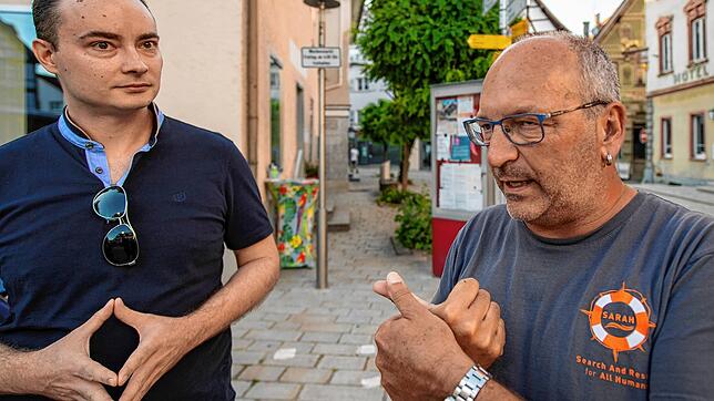 AfD-Bundestagkandidat und Kreistagsmitglied Nicolas Gregg (links) diskutiert mit Seenotretter, Unternehmer und Gemeinderat Thomas Nuding ...