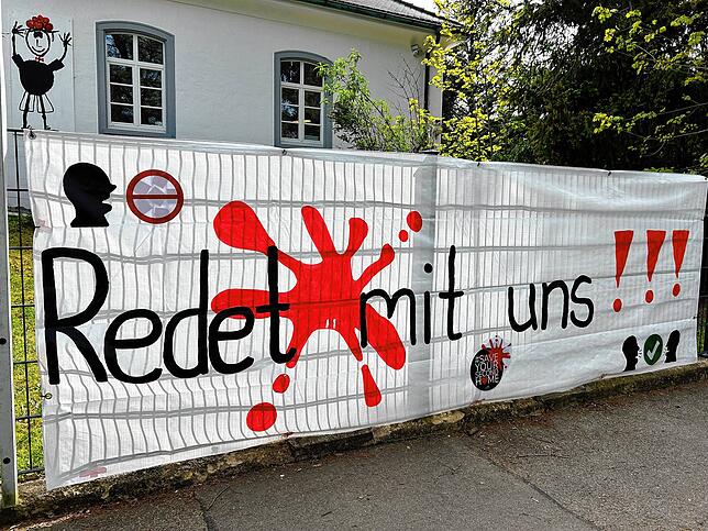 An der Kindertageseinrichtung Kikripp hängt ein Plakat am 1. Mai 2024. Die Betreiber fühlen sich von der Stadt schlecht informiert.