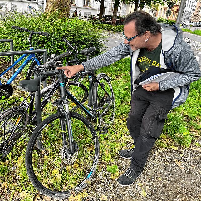 Dieses Trekking-Bike von Morrison hat schon einen Standschaden. Das Reifen ist komplett platt, die Bremszüge gerissen, die Gangschaltung ...