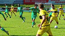 Szene während des Spiels des SV Bermatingen (grün) gegen die Elf der SG Boll-Krumbach/Bietingen-Gallmansweil, das mit 2:0 für die ...
